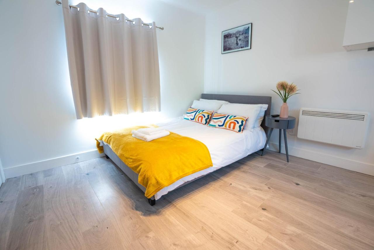 No 02 Studio Flat Available Near Aylesbury Town Station ภายนอก รูปภาพ